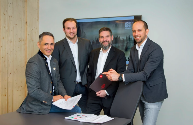 Bringen das neue, nachhaltige Wohnbauprodukt WoodRocks auf den Weg (v. l. n. r.): Hubert Rhomberg, Alexander Hilbe, Stefan Schrenk und Matthias Frick /Fotonachweis: Fotostudio Semrad Bringen das neue, nachhaltige Wohnbauprodukt WoodRocks auf den Weg (v. l. n. r.): Hubert Rhomberg, Alexander Hilbe, Stefan Schrenk und Matthias Frick /Fotonachweis: Fotostudio Semrad